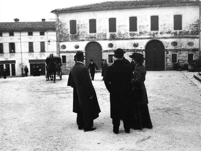 Casagrande in an exterior scene from the 1977 film Moglieamante