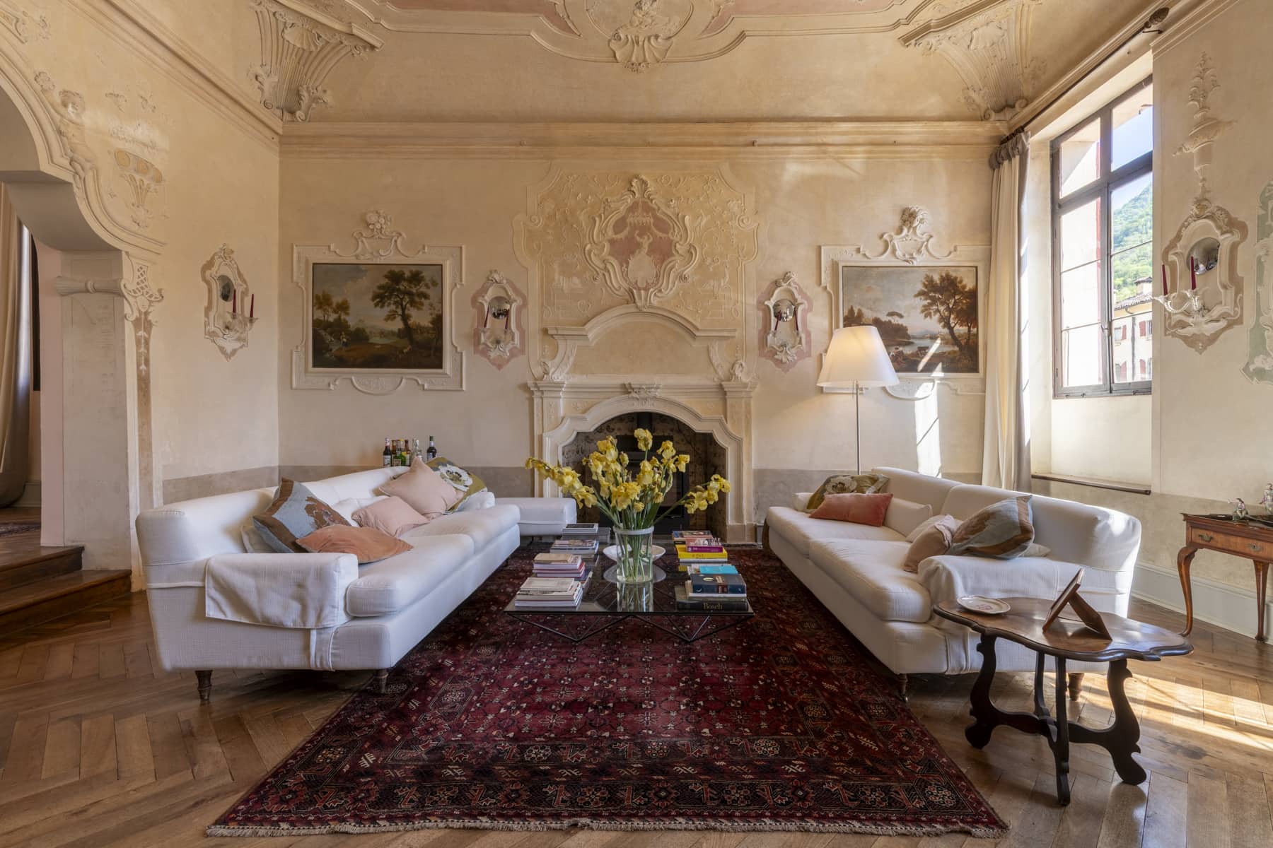 Rococò sitting room with 18th century stucco