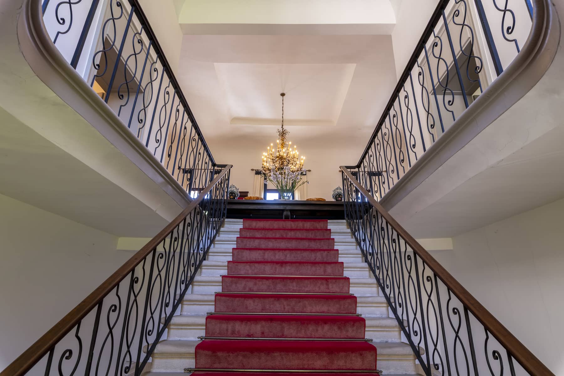 Scala leading to the grand sitting room