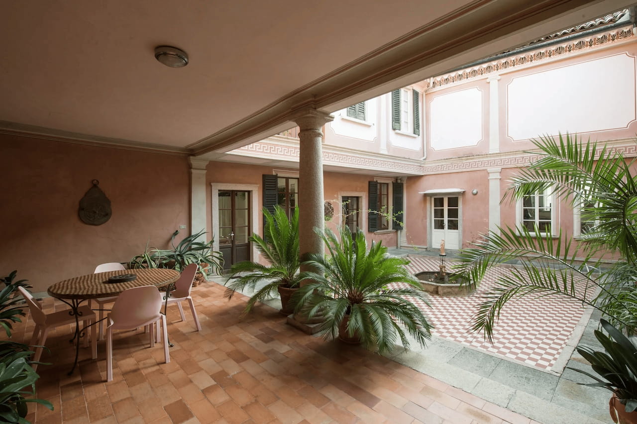 romanica-patio-lounge